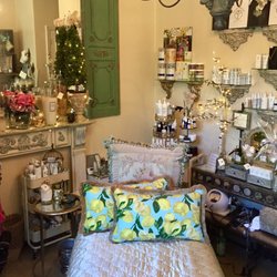 Kathy Ferrari Salon de Provence - Salon room beautifully decorated