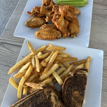 Hurricane Eddie’s - Sports Bars Near Me - Indian Rocks Beach, Florida