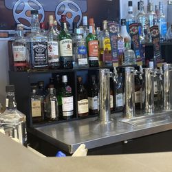 Bert Mooney Airport - The bar and butte beer in tap