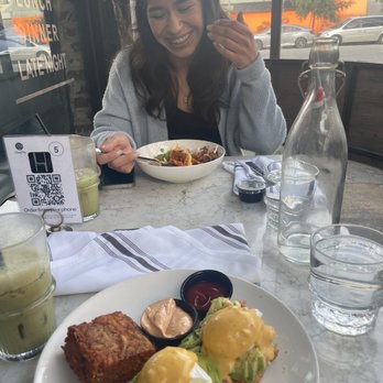 H Cafe - Eggs Benedict and Chilaquiles, delicious - Breakfast & Brunch Near Me - Los Angeles, California