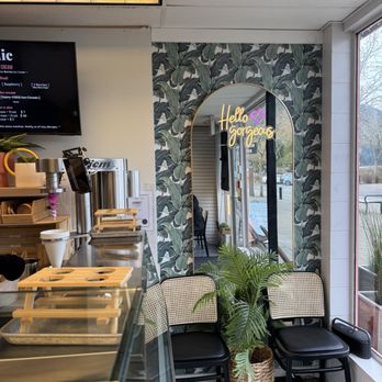 Picnic Harrison - Interior - Ice Cream & Frozen Yogurt Near Me - Harrison Hot Springs, British Columbia Picnic Harrison - Interior - Ice Cream & Frozen Yogurt Near Me - Harrison Hot Springs, British Columbia
