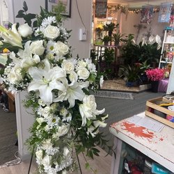Laura's Floral Designs & Gift - Laura's Floral Design & Gifts