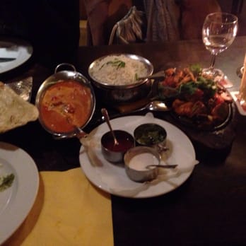 Aapka - Butter chicken, grilled vegetables, samosas, mango lasso, garlic naan, and basmati rice. - Indian Near Me - Berlin, BE Aapka - Butter chicken, grilled vegetables, samosas, mango lasso, garlic naan, and basmati rice. - Indian Near Me - Berlin, BE