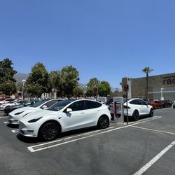 Tesla Supercharger - July 27 2024 - almost all stalls used