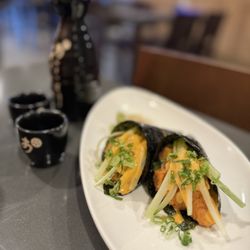 Tomo Sushi & Grill - Spicy tuna handroll