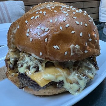 Simonette - Happy hour price $10 Parisienne burger - French Near Me - Culver City, California