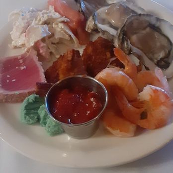 Burbank Smokehouse - Array of fresh seafood and shellfish - Steakhouses Near Me - Burbank, California Burbank Smokehouse - Array of fresh seafood and shellfish - Steakhouses Near Me - Burbank, California
