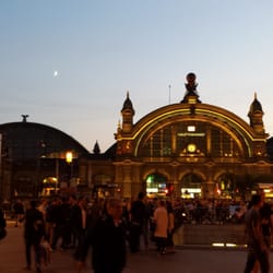 Bahnhofsviertelnacht - Schon seltsam. Im Grunde alles wie immer. Nur mehr Menschen, die andere Leute sehen wollen.