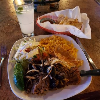 La Hacienda Cantina - Bistec con cebollas y hongos asados, arroz y ensalada con una paloma de mezcal - Mexican Near Me - Paxton, Illinois La Hacienda Cantina - Bistec con cebollas y hongos asados, arroz y ensalada con una paloma de mezcal - Mexican Near Me - Paxton, Illinois