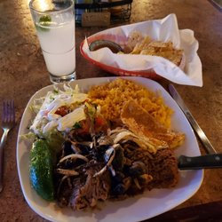La Hacienda Cantina - Bistec con cebollas y hongos asados, arroz y ensalada con una paloma de mezcal