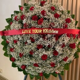 Wreath for moms services