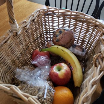 Homestead Cottages - Nice basket of muffins and fruit.... also fresh orange juice and milk in fridge..... - Bed & Breakfast Near Me - Ahwahnee, California Homestead Cottages - Nice basket of muffins and fruit.... also fresh orange juice and milk in fridge..... - Bed & Breakfast Near Me - Ahwahnee, California