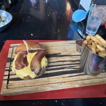 Roadtrip Bayshore - Roadtrip Bacon Cheeseburger - Cocktail Bars Near Me - Bay Shore, New York