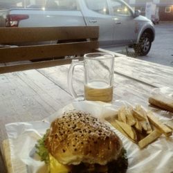 Hamburguesa La Caseta - Burger and fries