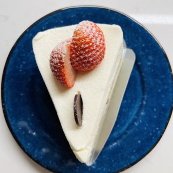 Paris Baguette - Strawberry Cake - Coffee & Tea Near Me - New York, New York