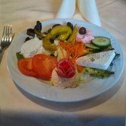 Hellas - Appetitanreger: Tarama, Zaziki, Ktipiti, Kalamataoliven, gefülltes Weinblatt, Peperoni, Schafskäse, rote Bohnen, Salatgarnitur