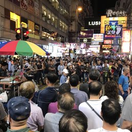 The crowd on a week night, it never ends The crowd on a week night, it never ends