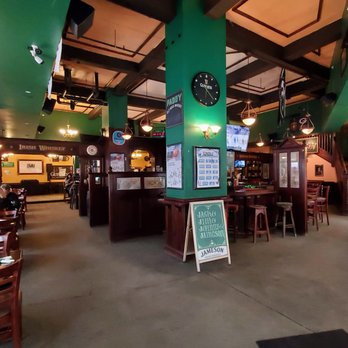Mo's Irish Pub - Mo's Irish Pub has plenty of space during lunch on weekends. - New American Near Me - Milwaukee, Wisconsin