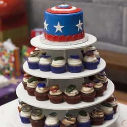 Frosted & Co - Captain America cake topper and cupcakes with Avenger rings on top