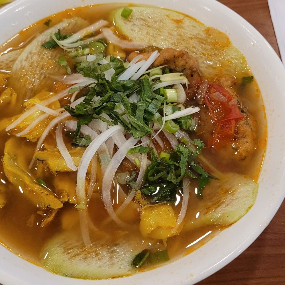 Restaurant Ho Guom - Bun oc cha muc (snails and fried squid patties in a tomato based broth with vermicelli) - Vietnamese Near Me - Montreal, Quebec Restaurant Ho Guom - Bun oc cha muc (snails and fried squid patties in a tomato based broth with vermicelli) - Vietnamese Near Me - Montreal, Quebec