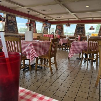 Pizza Hut - Authentic Pizza Hut experience - Pizza Near Me - Fairfield, Texas
