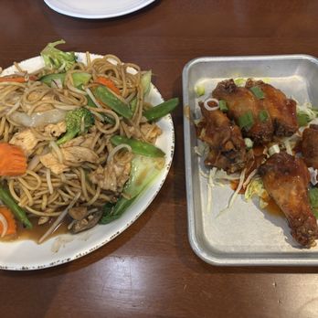 Moo Dang - Chow mein and sweet chili wings - Thai Near Me - Reno, Nevada