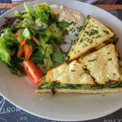 Kiek ut - Gemüsequiche mit Feta überbacken und Salatbeilage...