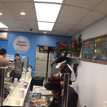 Sweet Creams - 3 employees are needed to keep up with the demands of the evening crowds - Ice Cream & Frozen Yogurt Near Me - Honolulu, Hawaii