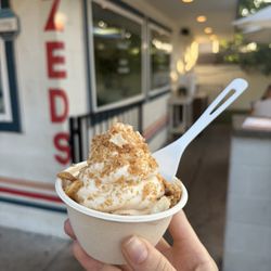 Banana ice cream with Buñeulo Crunch