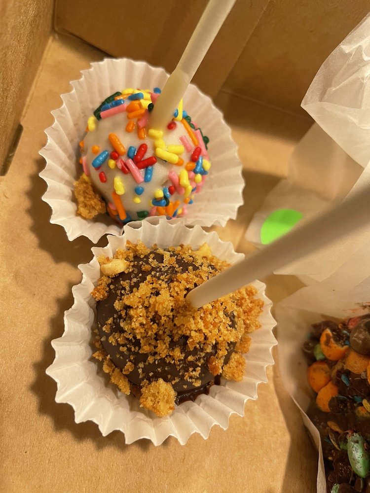 VG Donuts & Bakery, California | Roadtrippers