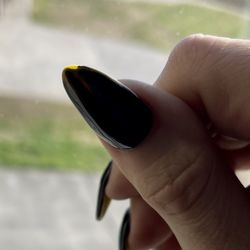 Mystique Nails & Spa - Chipped Polish, right thumb