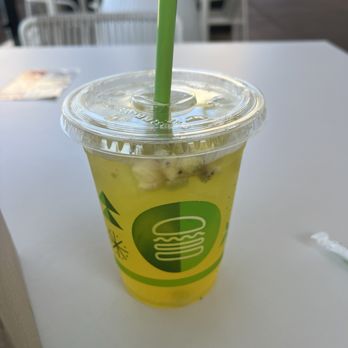 Shake Shack Bay Street - Tropical Kiwi Lemonade - Burgers Near Me - Emeryville, California Shake Shack Bay Street - Tropical Kiwi Lemonade - Burgers Near Me - Emeryville, California