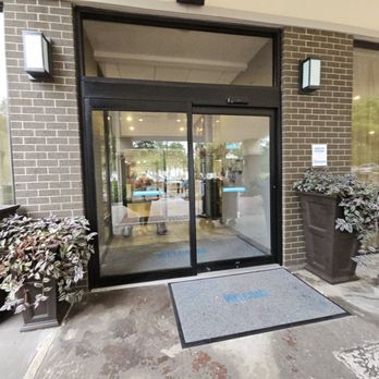 Hampton Inn Gainesville - Entrance with automatic doors - Hotels Near Me - Gainesville, Florida Hampton Inn Gainesville - Entrance with automatic doors - Hotels Near Me - Gainesville, Florida