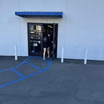 Leslie's Pool Supplies - Customers waiting out side for almost 20 minutes. Though they're open. A sign in the door said back in 10 - Hot Tub & Pool Near Me - Glendora, California