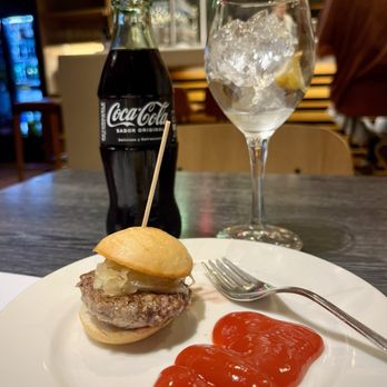 Cerveseria Catalana - Mini Hamburgesa and cheese - Spanish Near Me - Barcelona, B Cerveseria Catalana - Mini Hamburgesa and cheese - Spanish Near Me - Barcelona, B