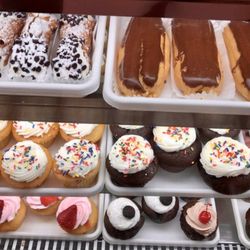 Nettie's Country Bakery - So many decisions