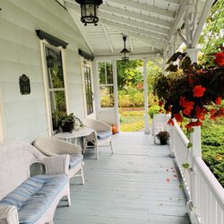 The Elmhurst Inn - Relaxing front porch
