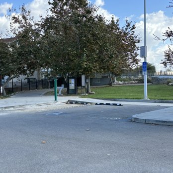 Glendale Narrows Riverwalk - Another view of parking lot at gated entrance and the one handicapped spot. - Parks Near Me - Glendale, California