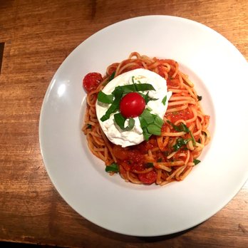 Anita - Nos linguine à la sauce tomate maison, basilic et burrata - Italian Near Me - Paris, 75