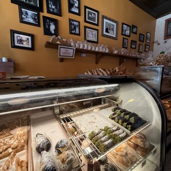 D'amato's Bakery - Bakeries Near Me - Chicago, Illinois
