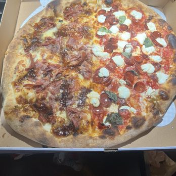 Americano Pizza Shop - Half fig & pig half bee sting - Pizza Near Me - Syosset, New York