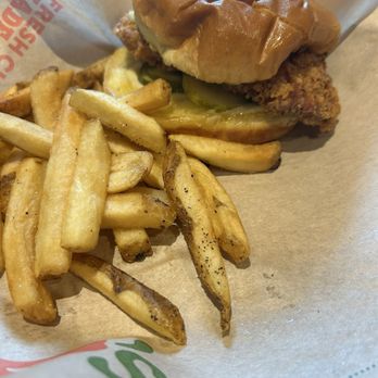 Chili's - Crispy Chicken Sandwich - Tex-Mex Near Me - Linthicum Heights, Maryland