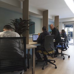 Coworking en Face de la Piscine - Poste de travail ergonomique fibre optique, lumineux