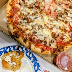Vinny's Pizzeria - EBA (everything but anchovies); yum!