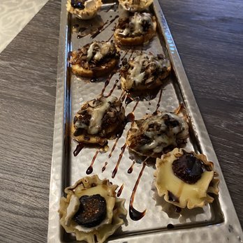Chef Aless - Fig and brie crisps, mushrooms and caramelized shallots - yum! - Caterers Near Me - New York, New York Chef Aless - Fig and brie crisps, mushrooms and caramelized shallots - yum! - Caterers Near Me - New York, New York