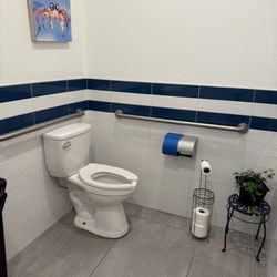 Hnina's Seafood - Bathroom