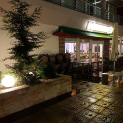 Asia Star - Im Sommer kann man draußen auf eine riesigen Terasse sitzen.
