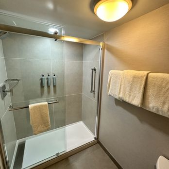 Courtyard Burlington Williston - Bathroom - Hotels Near Me - Williston, Vermont Courtyard Burlington Williston - Bathroom - Hotels Near Me - Williston, Vermont