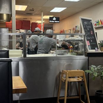Mondo's Pizza - Nice employees using great food safety practices! - Pizza Near Me - Aurora, Colorado
