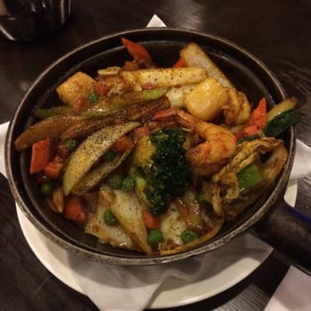 Pho Countryside - I13 Com Tay Cam Hai San (white rice in sizzling clay pot topped with scallops, squid, shrimp, fish cakes and veggies) - Vietnamese Near Me - Quincy, Massachusetts